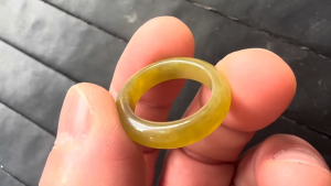 くりぬき黄翡翠リング　みき