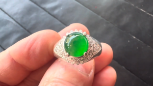 ろうかん翡翠ルース　皐月みどり