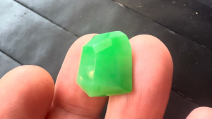 ろうかん翡翠原石　判断待ち