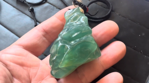 高級氷翡翠原石ペンダント　蒼い氷山