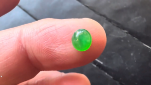 蛍光翡翠ルース　翠光