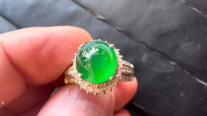 ろうかん翡翠ルース　縁心緑