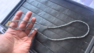 氷翡翠ビーズネックレス