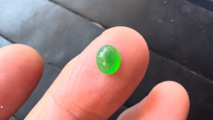 蛍光翡翠ルース