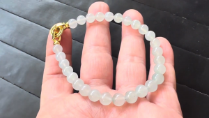 氷翡翠ビーズブレスレット