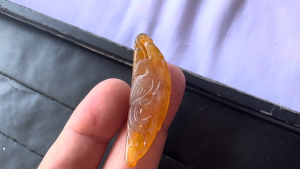 黄翡翠カービング　蘇民将来