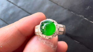 ろうかん翡翠ルース　目に青葉