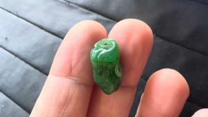 ろうかん翡翠カービング