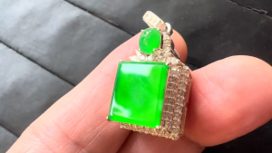 蛍光翡翠ペアルース　感嘆符