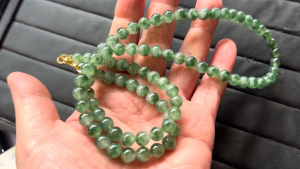 ろうかん翡翠ビーズネックレス