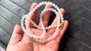 氷翡翠ビーズネックレス