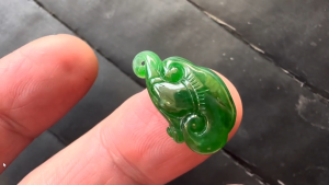 ろうかん翡翠カービング