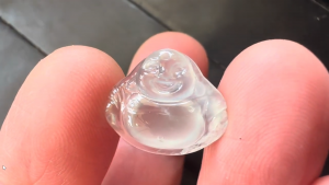 氷翡翠カービング　破顔一笑