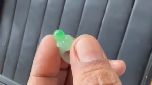 ろうかん彫刻翡翠リング