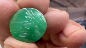 ろうかん翡翠カービング