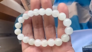 白翡翠ビーズブレスレット　白いギター