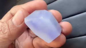 ラベンダー翡翠原石　賭石