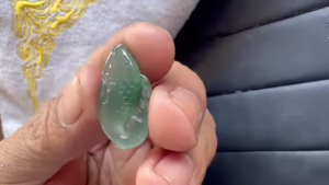 氷翡翠カービング　おさかなクン