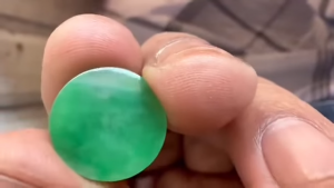 ろうかん翡翠カービング