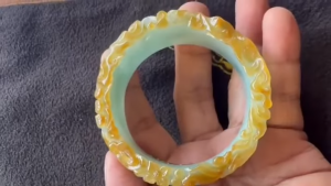 本翡翠彫刻バングル　あぶり餅