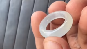 くりぬき氷翡翠リング　白い騎士