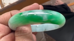 本翡翠バングル