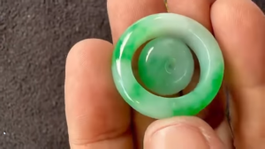 ペンダント付きくりぬき翡翠リング　仲良し