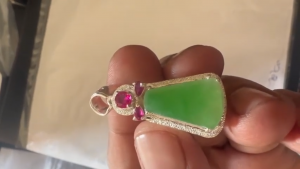 格安蛍光翡翠ルース　ファンシェイプターゲット