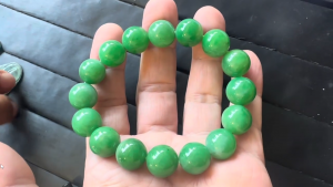 本翡翠ビーズブレスレット