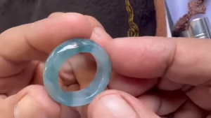 高級くりぬきアイスブルー翡翠リング