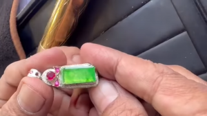 格安蛍光翡翠ルース　グリーンプレート