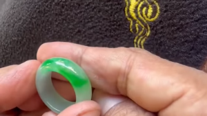 くりぬきろうかん翡翠リング　緑でサラナ