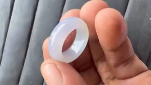 くりぬきアイスラベンダー翡翠リング　春の舞い