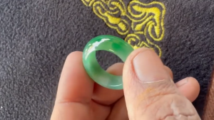 くりぬきろうかん翡翠リング　緑を纏う