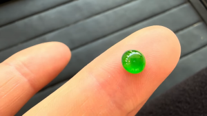 ろうかん翡翠ルース　みどりに思う