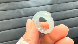 氷翡翠彫刻リング　グラスサドル