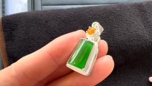 イエロー＆ろうかん翡翠ペアルース　翠の立役者