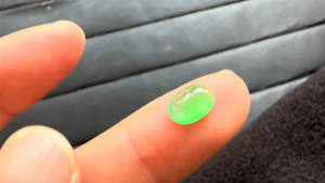 アイス蛍光翡翠ルース　盛山水