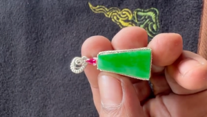 ろうかん翡翠プレートルース　要石