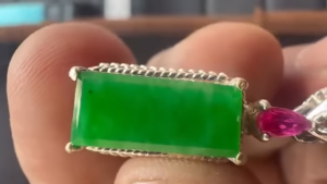 ろうかん翡翠プレートルース　常春の園