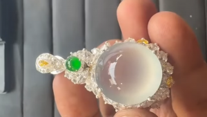 蛍光＆氷翡翠ペアルース　氷の太鼓