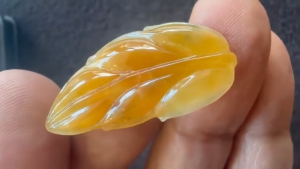 黄翡翠カービング　最初の一葉