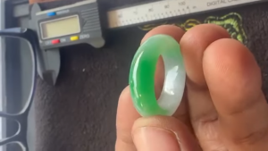 くりぬきろうかん翡翠リング　香港グリーン