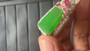 ろうかん翡翠プレートルース　篤い思い