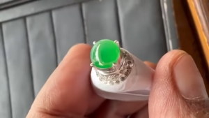 蛍光翡翠ルース　春霞