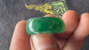 高級ろうかん翡翠彫刻リング　縁結び