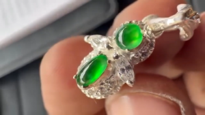 蛍光翡翠ペアルース　春のクリオネ