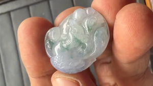 アイス三彩翡翠カービング　孔雀舞