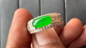 蛍光翡翠ルース　徳俵