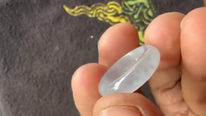 くりぬき氷翡翠リング　白い光沢